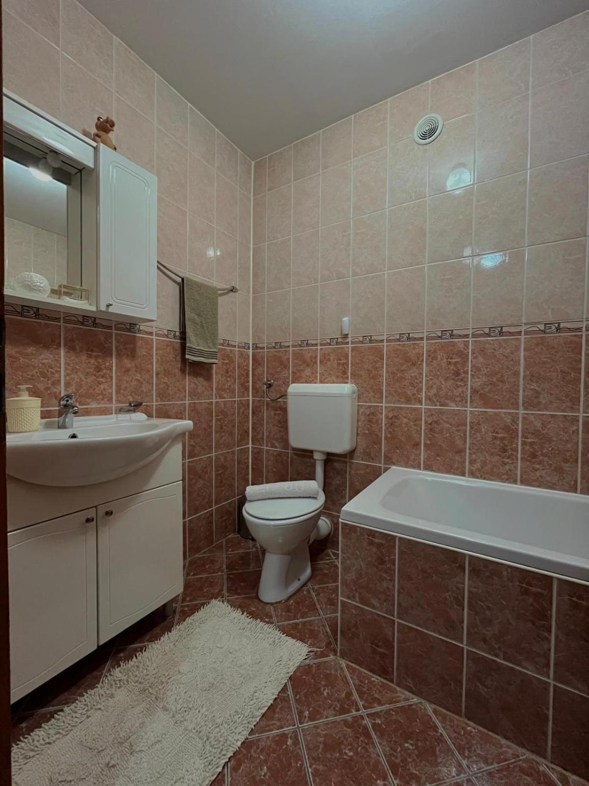 Apartman Basic โดโบย ภายนอก รูปภาพ